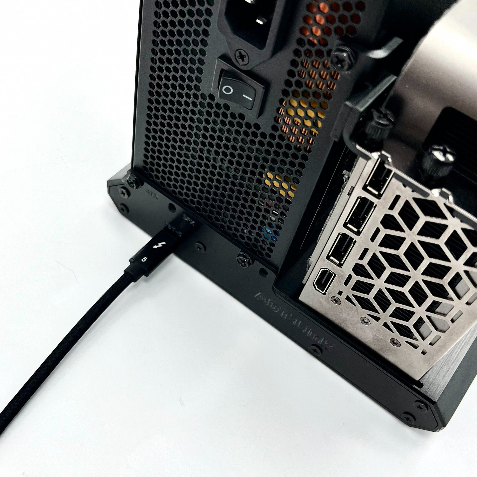 ADT Thunderbolt-5 PCIe 4.0 x4  - Thunderbolt 4 External Gpu Enclosure 评论和价格